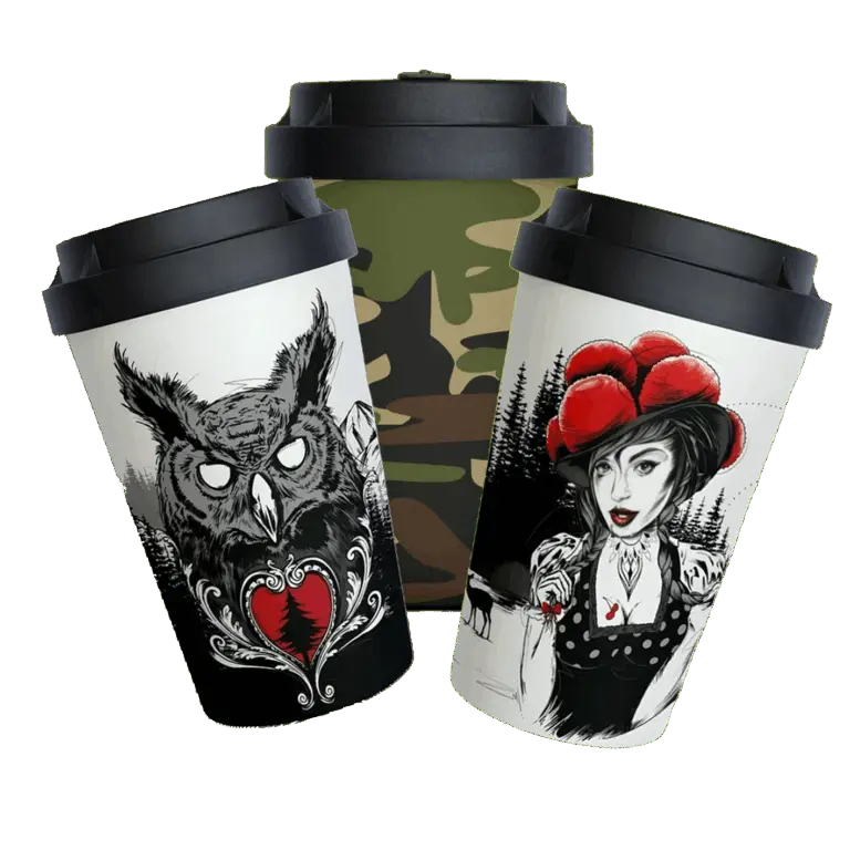 Drei nachhaltige Mehrwegbecher mit individuellem Design von Black Forest Fulfillment